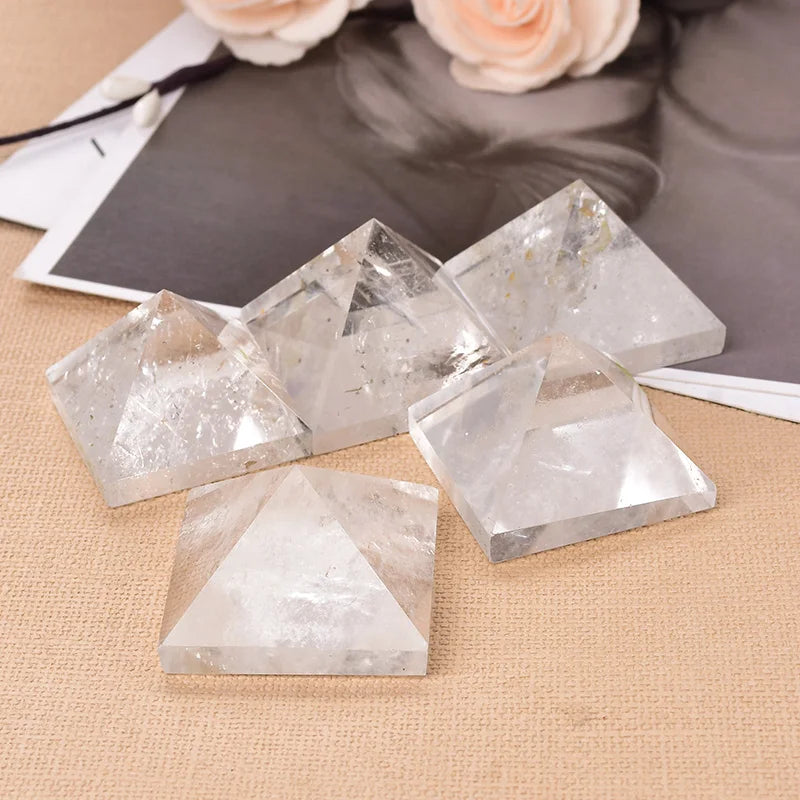 🔺 Pyramide en Quartz Clair Naturel – Énergie Pure & Décoration Zen.