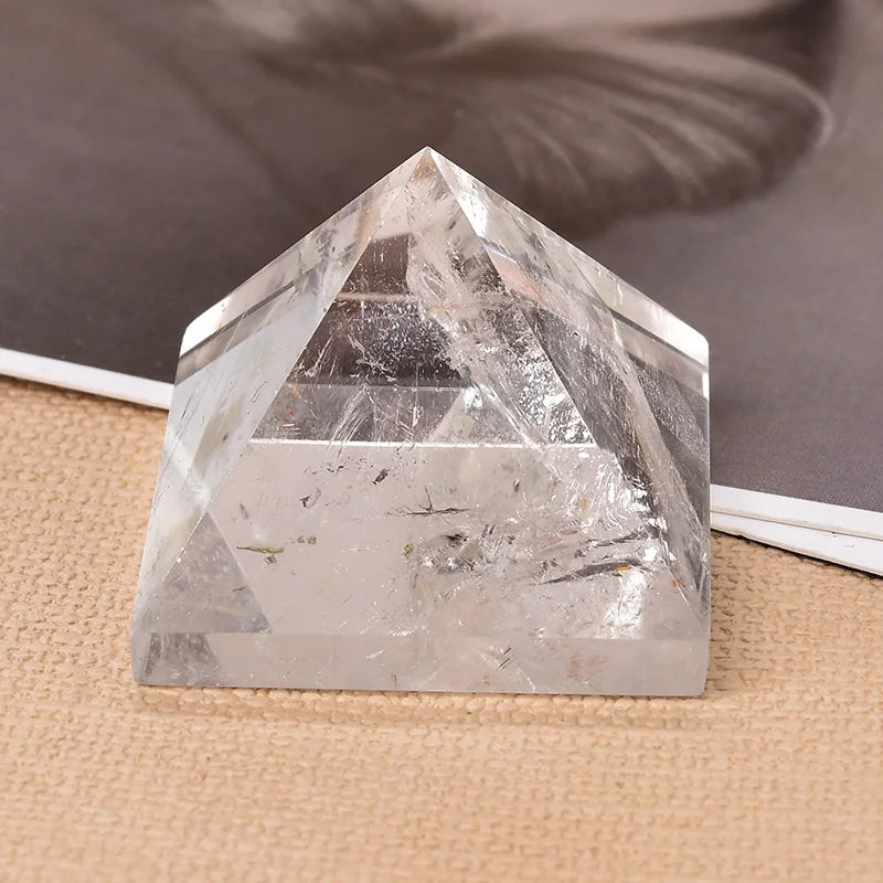 🔺 Pyramide en Quartz Clair Naturel – Énergie Pure & Décoration Zen.