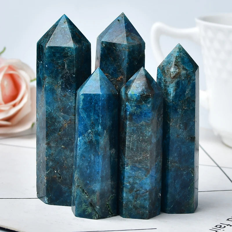 đ Pierre de GuĂ©rison en Apatite Bleue Naturelle â ConcentrĂ© dâĂnergie & ĂlĂ©gance Naturelle.