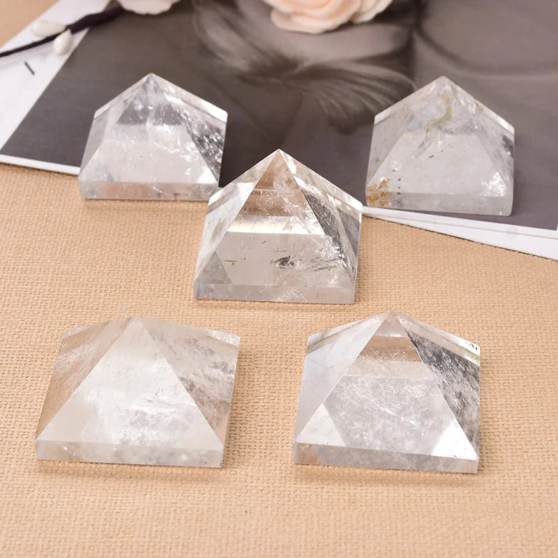 🔺 Pyramide en Quartz Clair Naturel – Énergie Pure & Décoration Zen.