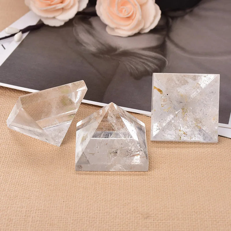 🔺 Pyramide en Quartz Clair Naturel – Énergie Pure & Décoration Zen.