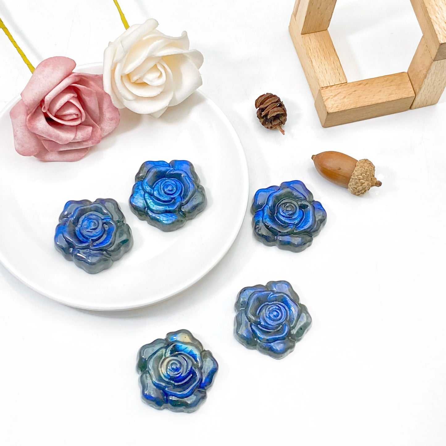 Décoration Camélia en Labradorite Naturelle – Cristal Brut Énergétique.