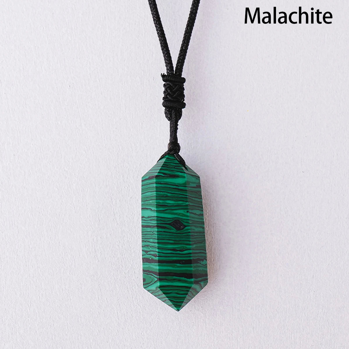 Pendentif en Quartz Naturel – Énergie & Élégance.