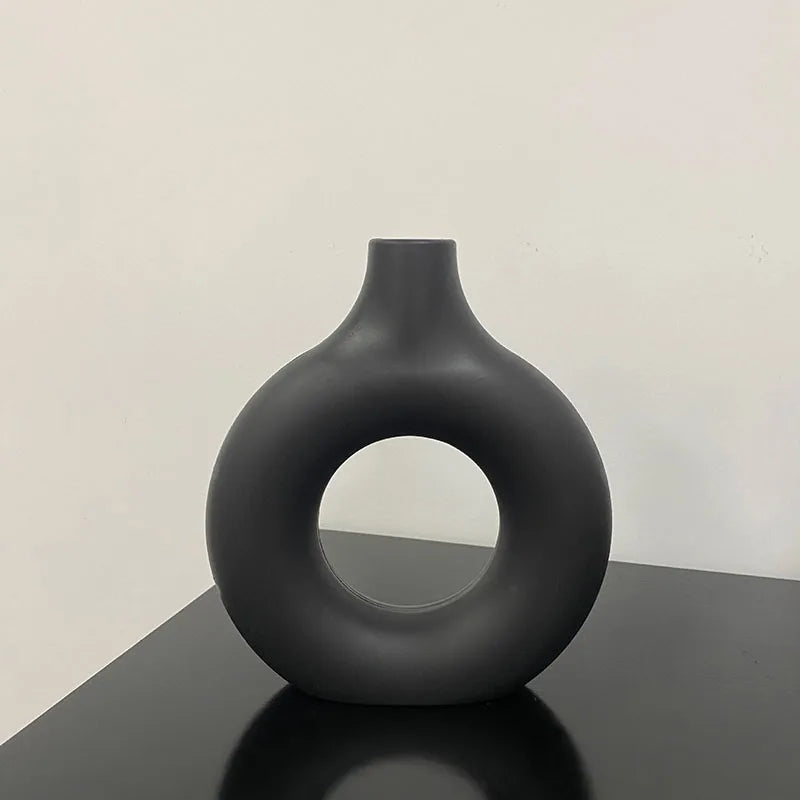 Vase en Plastique Simple en Forme de Beignet – Élégance et Simplicité.