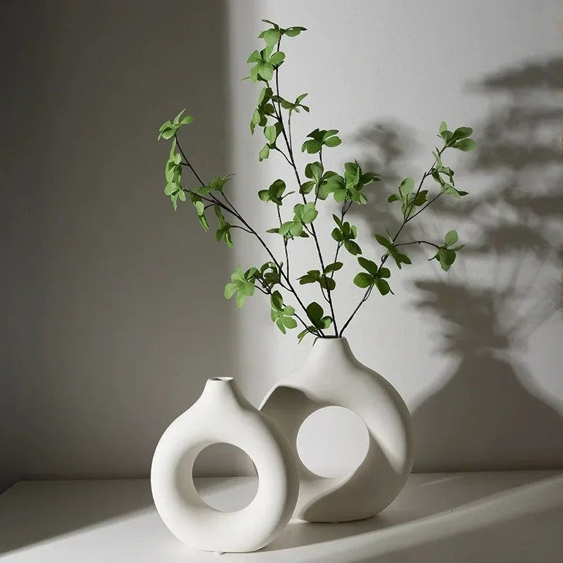 Vase en Plastique Simple en Forme de Beignet – Élégance et Simplicité.