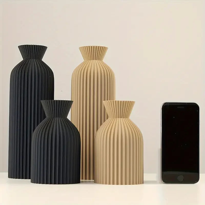 Vase en Plastique Noir Élégant – Sophistication & Polyvalence.