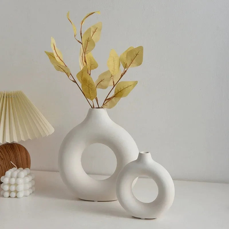 Vase en Plastique Simple en Forme de Beignet – Élégance et Simplicité.