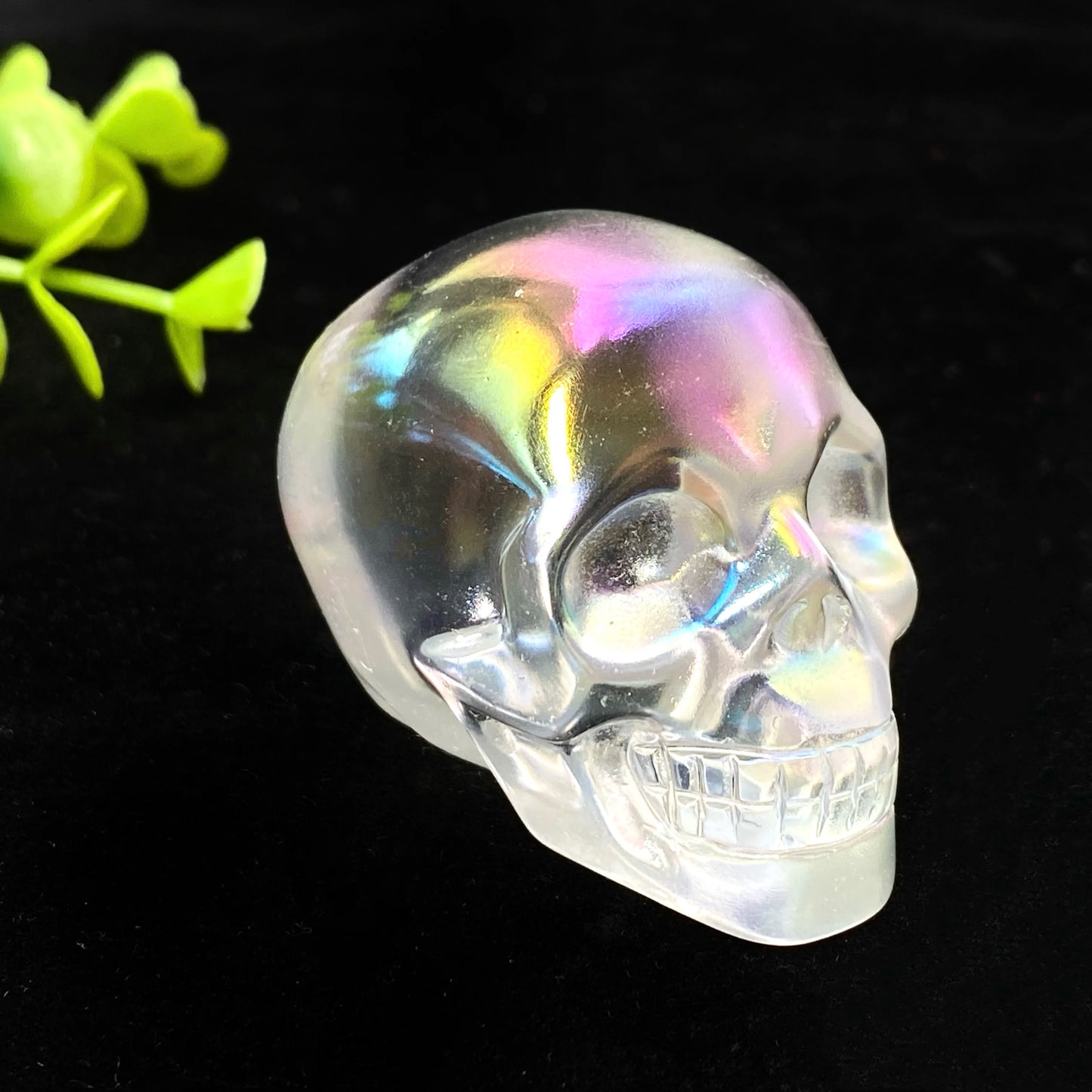 Crâne Aura K9 en Cristal Naturel – Énergie Mystique et Élégance Brut.