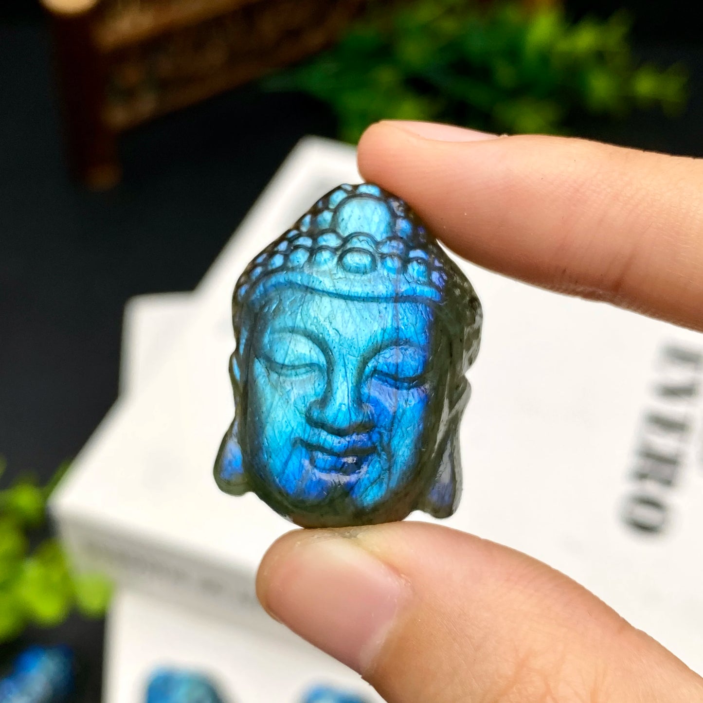 Tête de Bouddha en Labradorite – Sculpture en Cristal Naturel Unique.