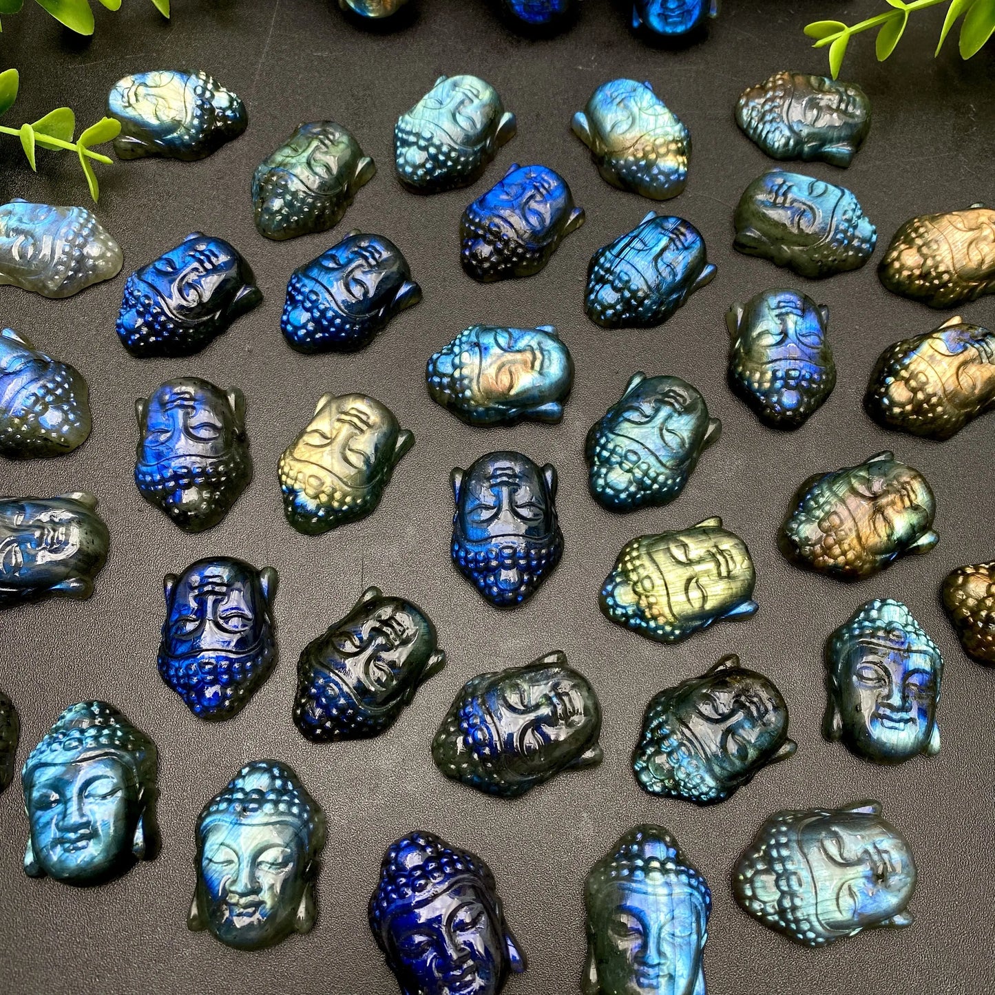 Tête de Bouddha en Labradorite – Sculpture en Cristal Naturel Unique.
