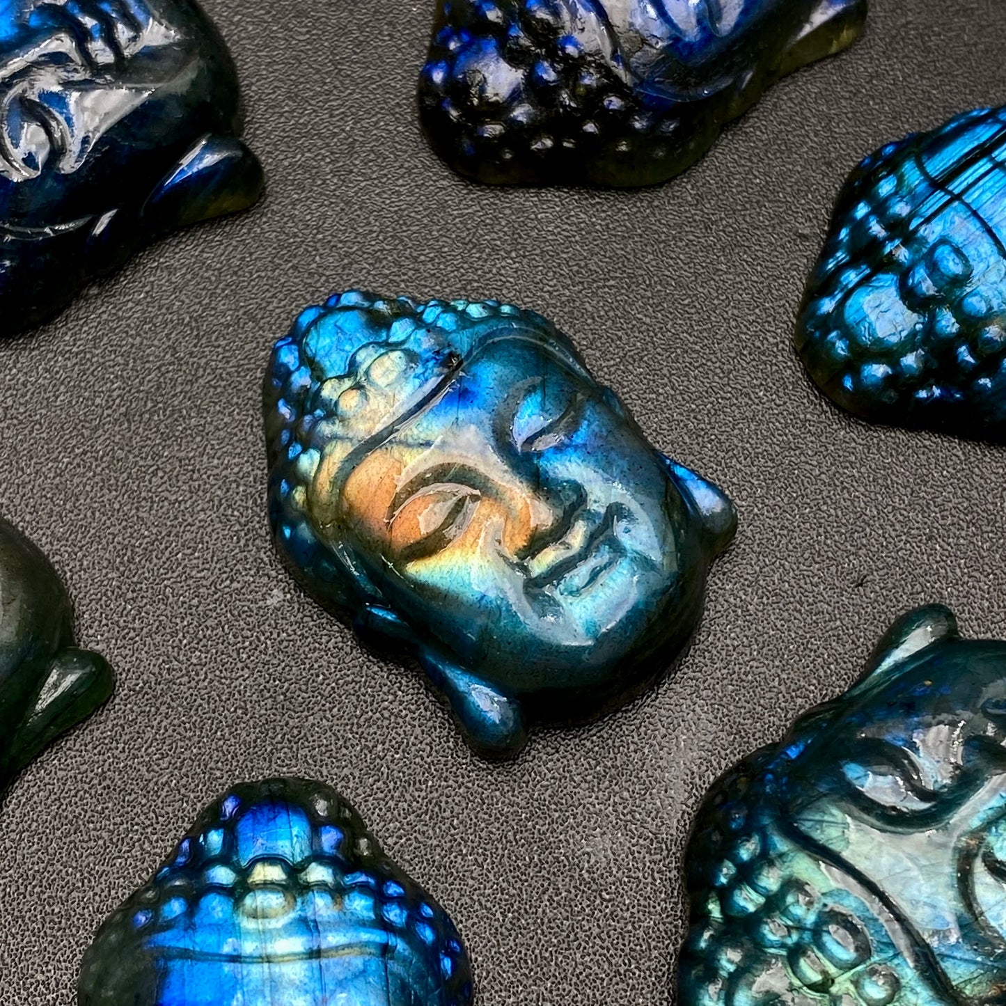 Tête de Bouddha en Labradorite – Sculpture en Cristal Naturel Unique.