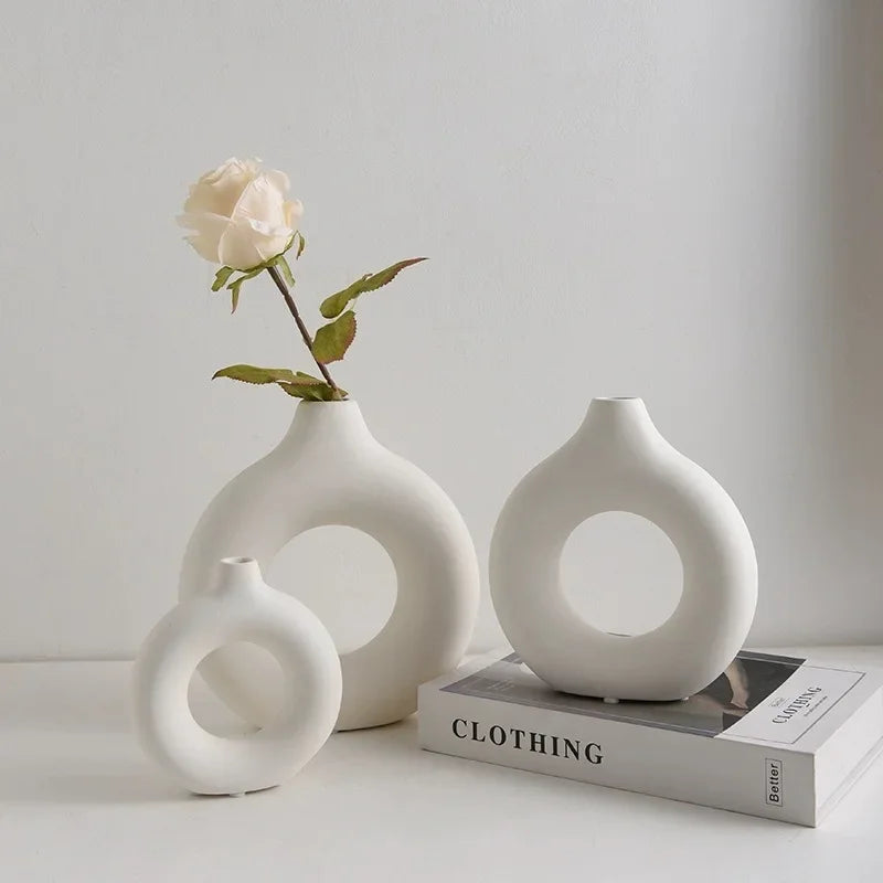 Vase en Plastique Simple en Forme de Beignet – Élégance et Simplicité.