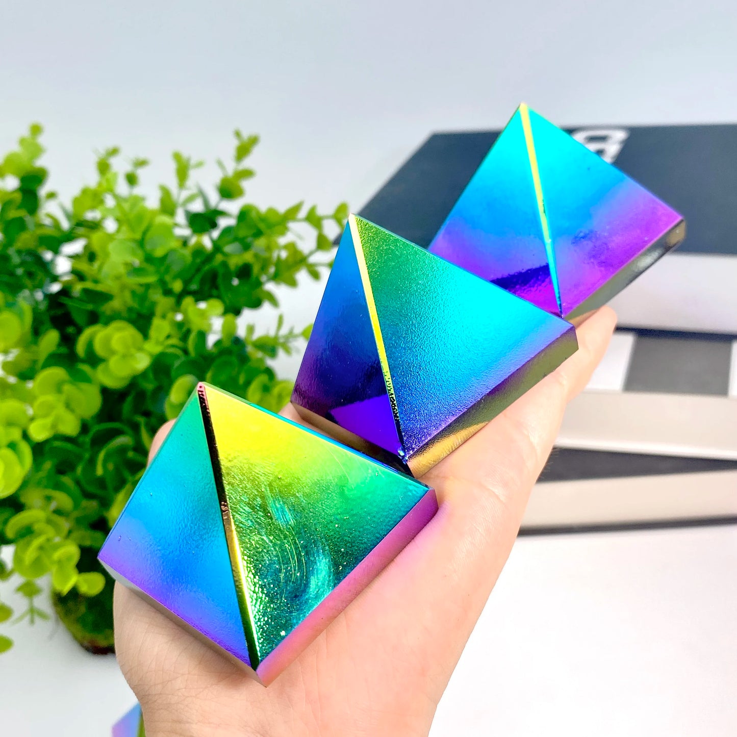 Pyramide en Obsidienne Aura – Ornement en Cristal Naturel.