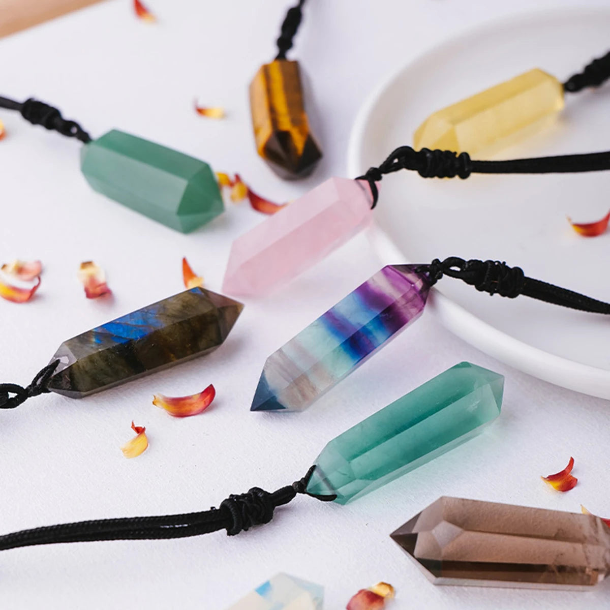 Pendentif en Quartz Naturel – Énergie & Élégance.