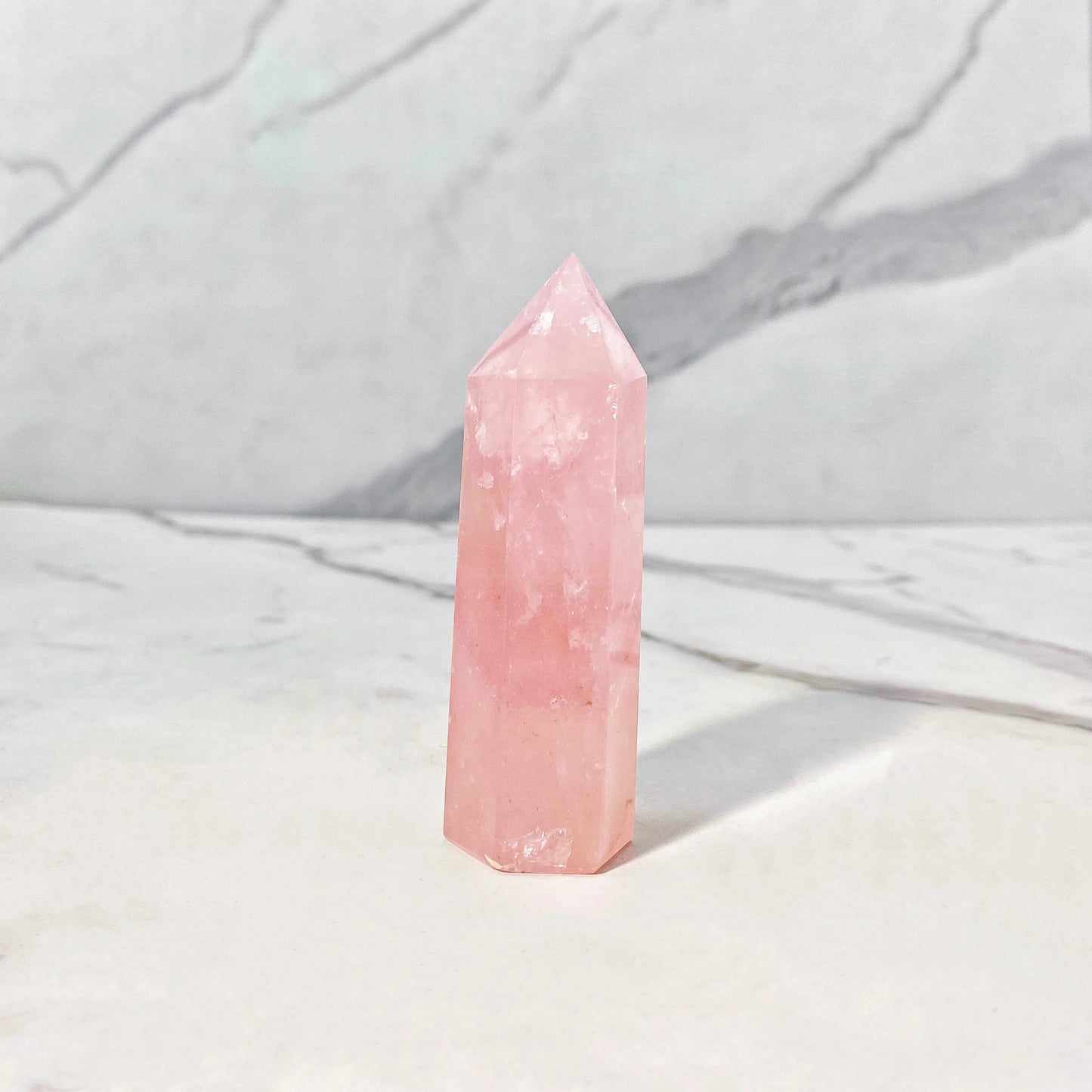 Pointe de Quartz Rose Naturel – Amour, Harmonie & Décoration Élégante.