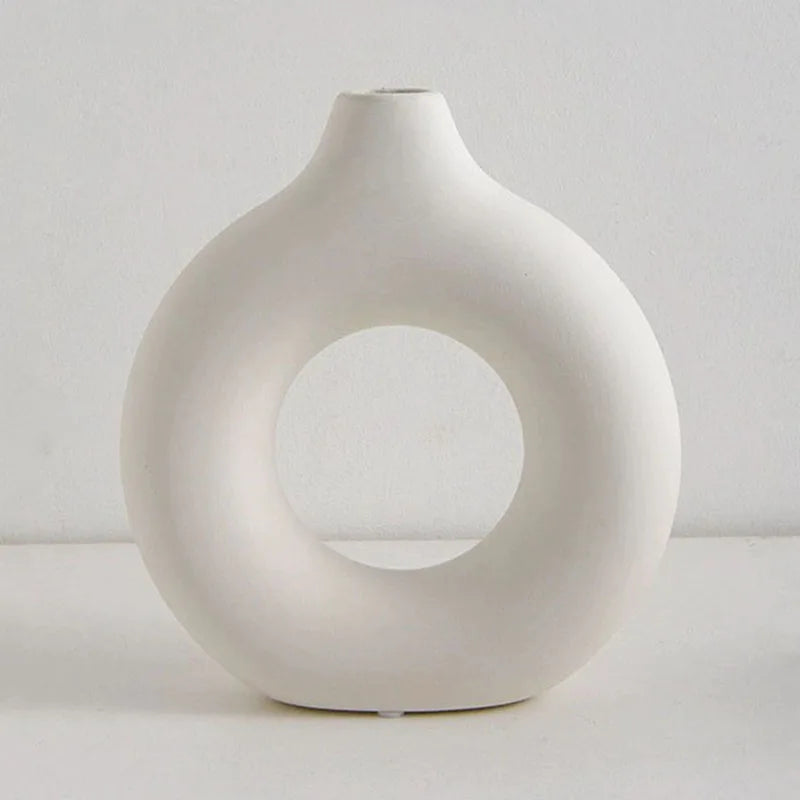 Vase en Plastique Simple en Forme de Beignet – Élégance et Simplicité.