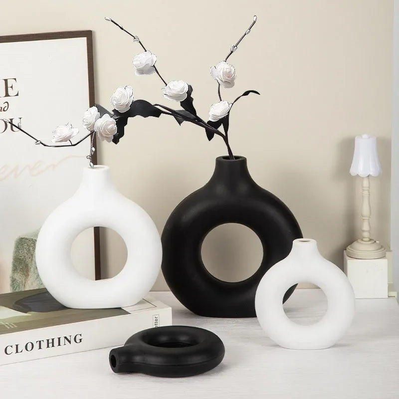 Vase en Plastique Simple en Forme de Beignet – Élégance et Simplicité.