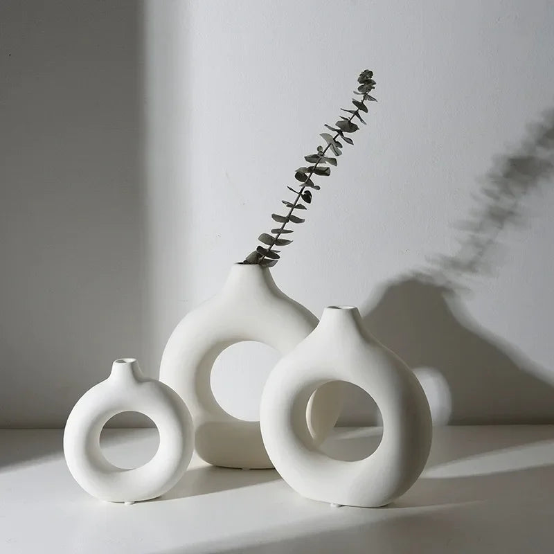 Vase en Plastique Simple en Forme de Beignet – Élégance et Simplicité.