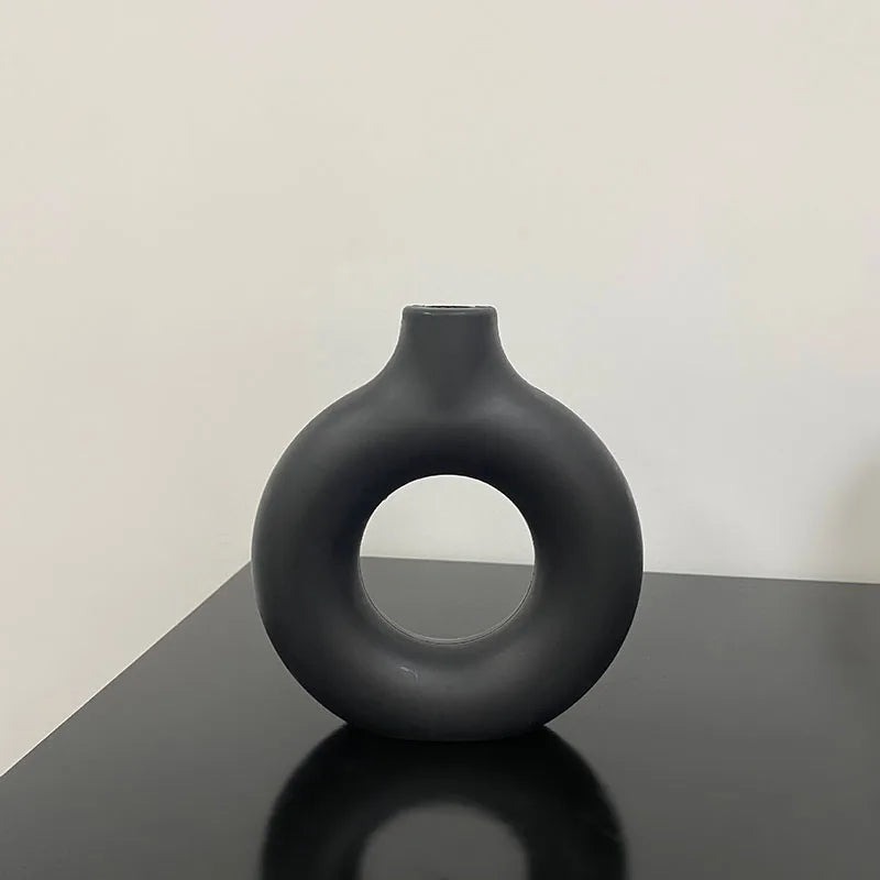 Vase en Plastique Simple en Forme de Beignet – Élégance et Simplicité.