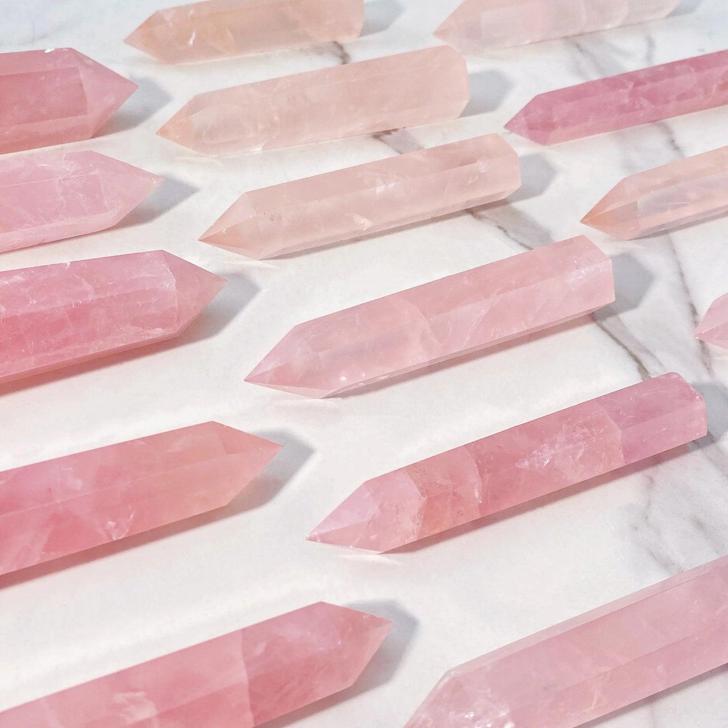 Pointe de Quartz Rose Naturel – Amour, Harmonie & Décoration Élégante.