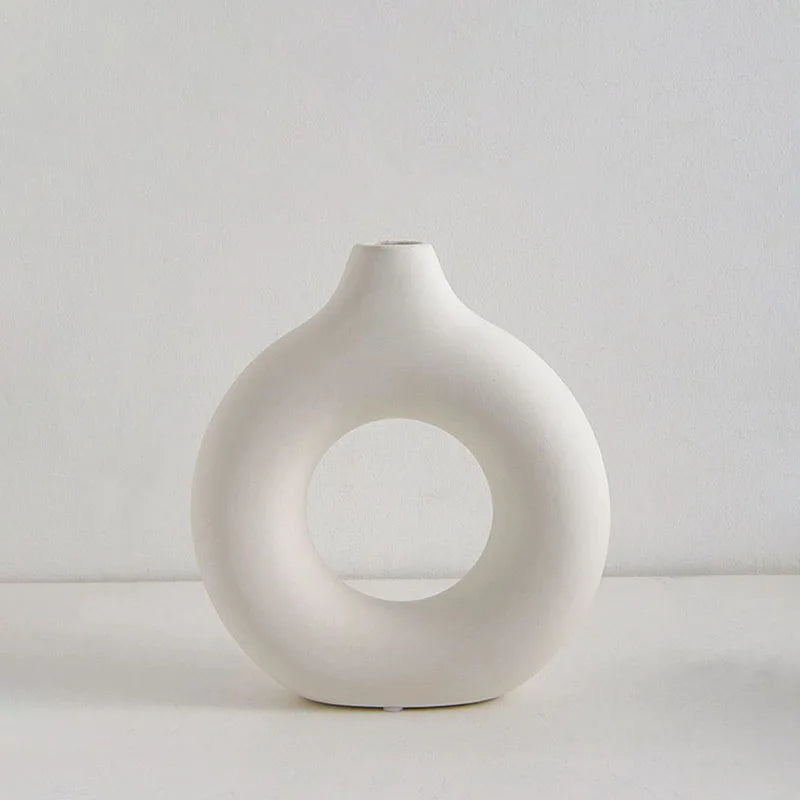 Vase en Plastique Simple en Forme de Beignet – Élégance et Simplicité.