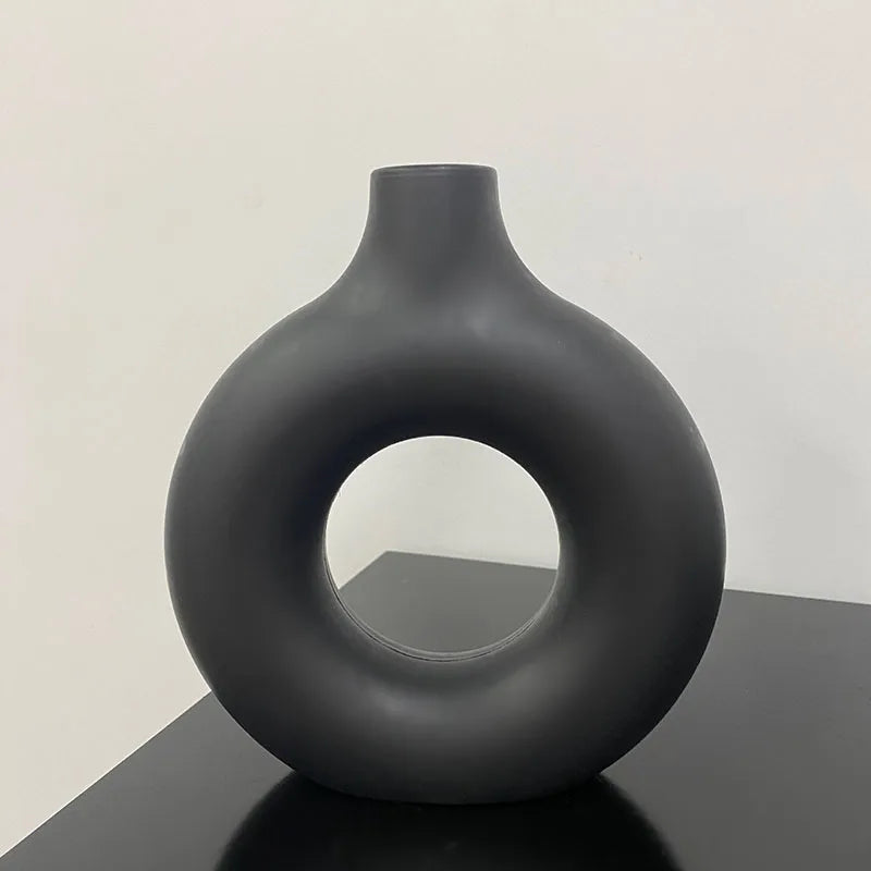 Vase en Plastique Simple en Forme de Beignet – Élégance et Simplicité.
