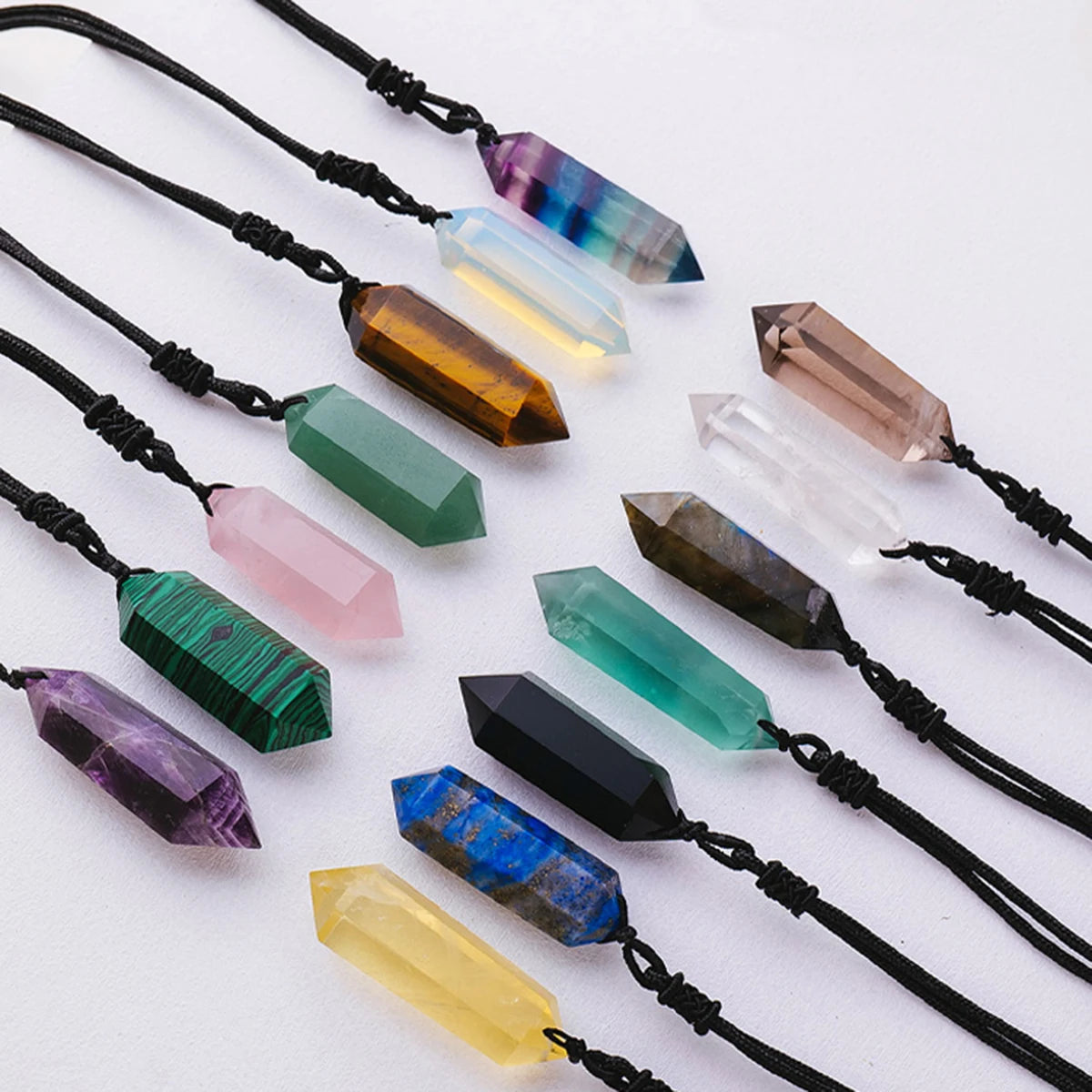 Pendentif en Quartz Naturel – Énergie & Élégance.