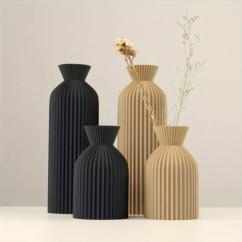 Vase en Plastique Noir Élégant – Sophistication & Polyvalence.