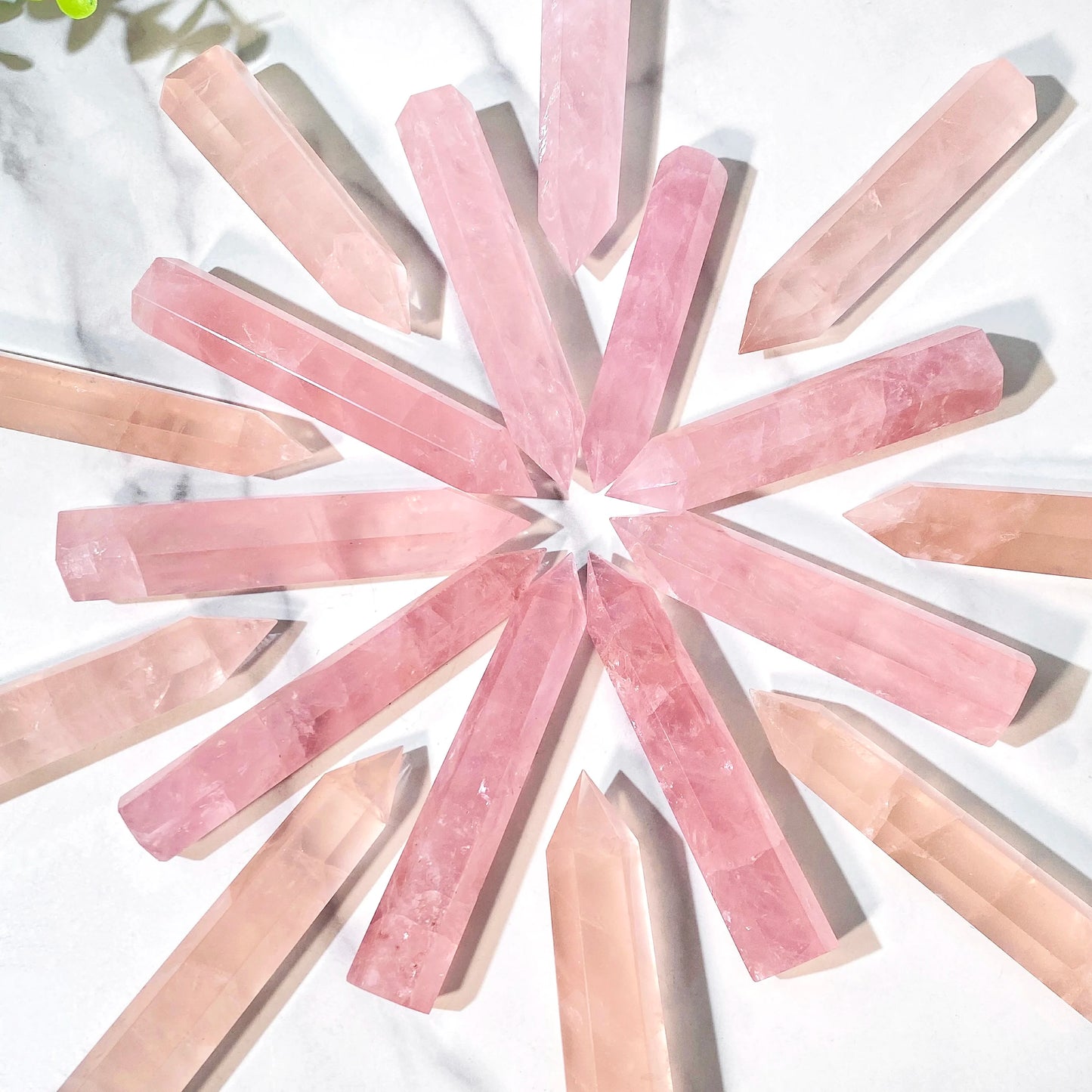 Pointe de Quartz Rose Naturel – Amour, Harmonie & Décoration Élégante.