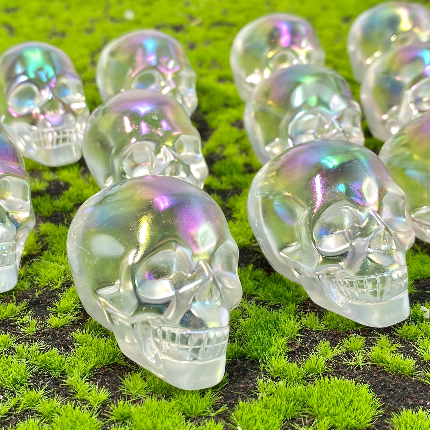 Crâne Aura K9 en Cristal Naturel – Énergie Mystique et Élégance Brut.
