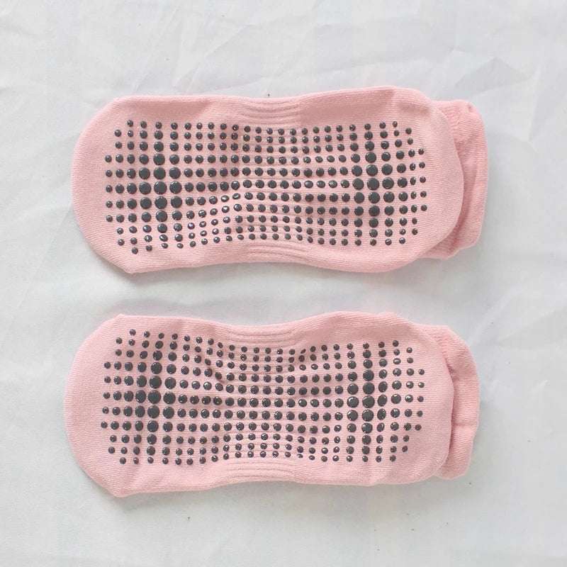 Chaussettes de yoga coordonnantes en silicone pour femmes.