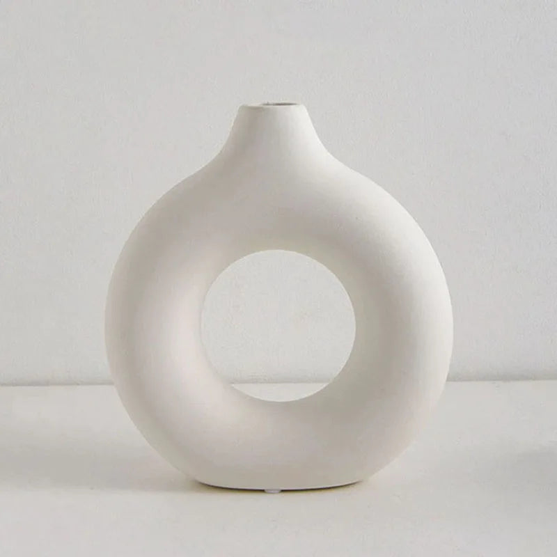 Vase en Plastique Simple en Forme de Beignet – Élégance et Simplicité.