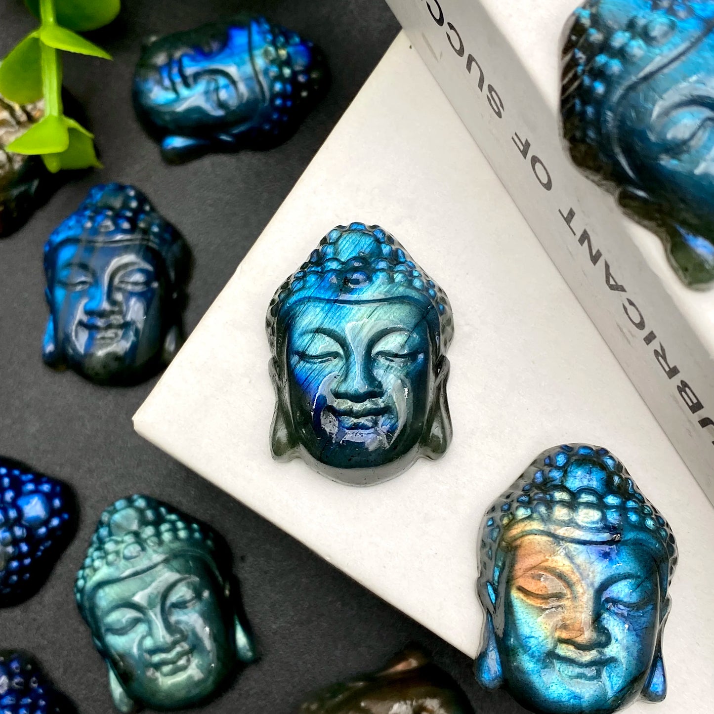 Tête de Bouddha en Labradorite – Sculpture en Cristal Naturel Unique.