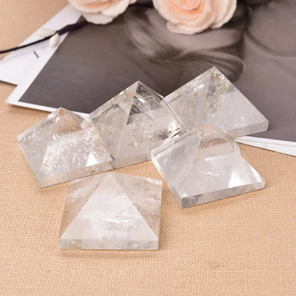 🔺 Pyramide en Quartz Clair Naturel – Énergie Pure & Décoration Zen.