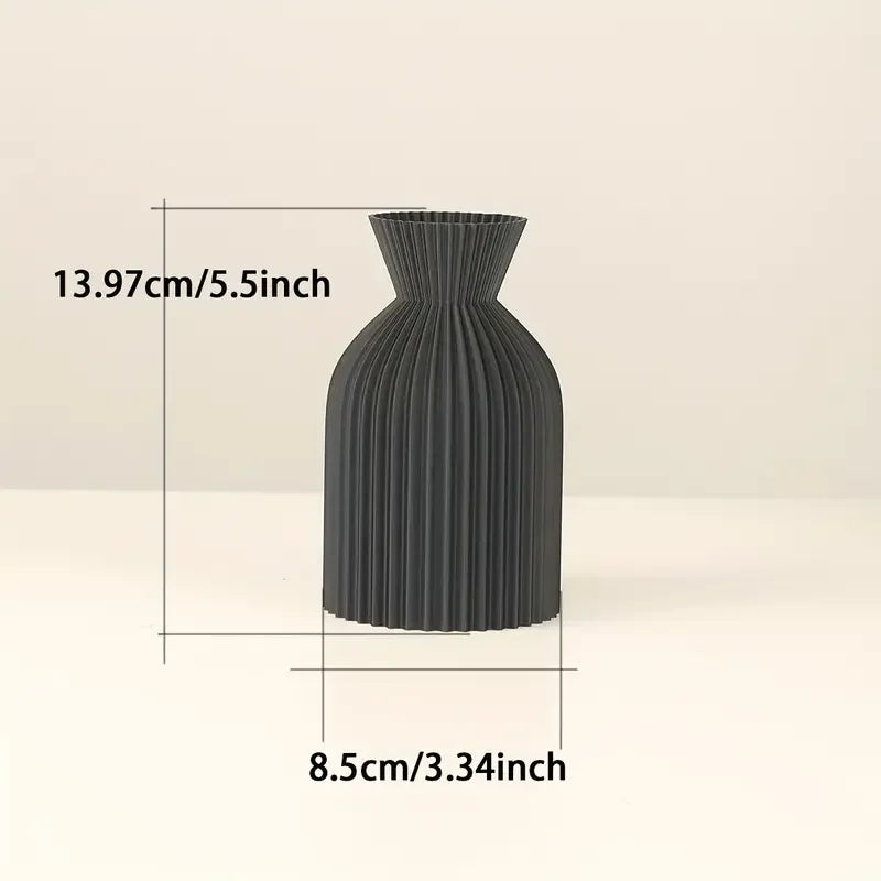 Vase en plastique noir élégant.