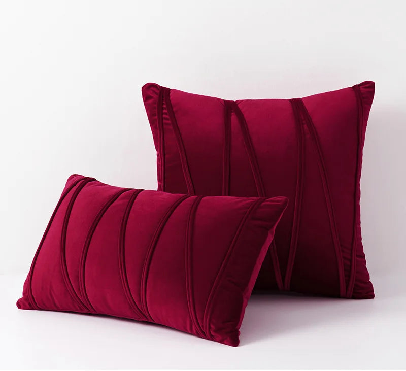 Housses de coussin en velours rayé.