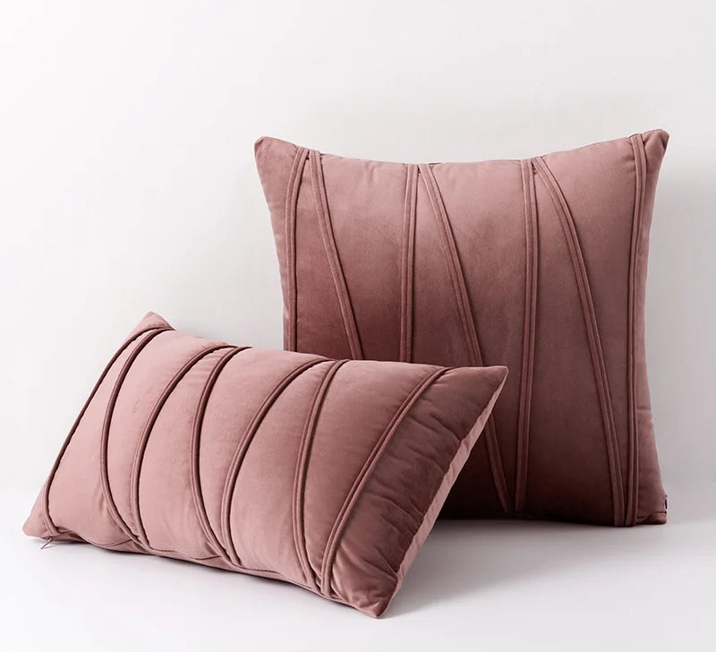 Housses de coussin en velours rayé.