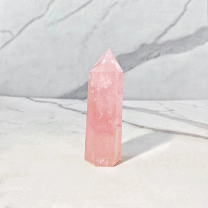 Pointe de Quartz Rose Naturel – Amour, Harmonie & Décoration Élégante.