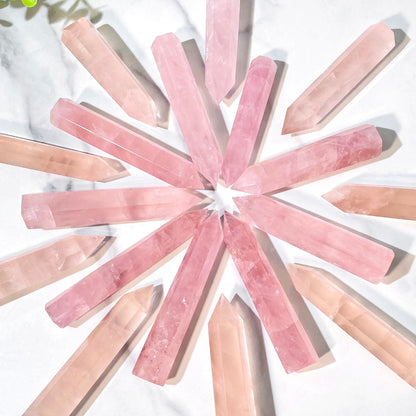Pointe de Quartz Rose Naturel – Amour, Harmonie & Décoration Élégante.