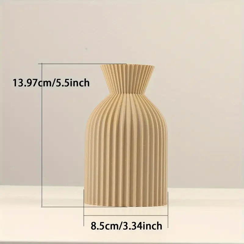 Vase en plastique noir élégant.