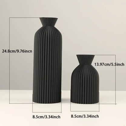 Vase en plastique noir élégant.