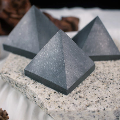 🔮 Pyramide de Shungite Naturelle – Protection Énergétique & Bien-Être.