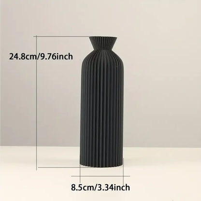 Vase en plastique noir élégant.